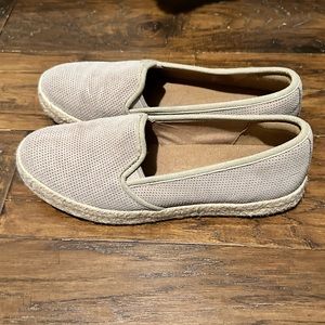 EUC Clarks espadrille slip on size 7.5 cream/nude color great used condition
